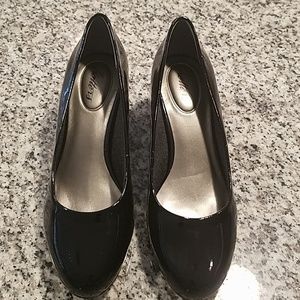 Never worn great condition women's dress shoes.